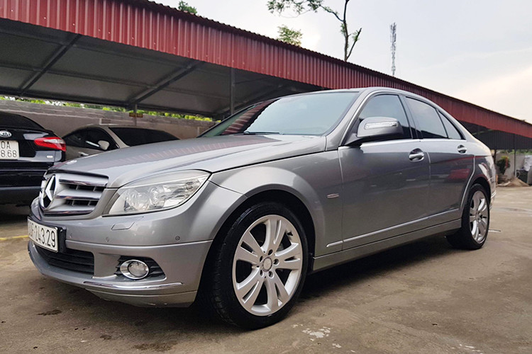Sau một thập kỷ sử dụng, mẫu xe sang Mercedes-Benz C200 đời cũ giờ chỉ được xếp chung nhóm giá xe cũ với các mẫu xe đàn em bình dân như Honda Civic, Toyota Altis cùng đời hoặc một chiếc xe mới cỡ nhỏ lăn bánh như Kia Morning hoặc VinFast Fadil... Đây cũng được xem là sự đi lên của thị trường ôtô Việt cũng như xu hướng tất yếu hiện nay.