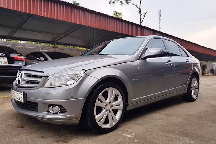 Sau một thập kỷ sử dụng, mẫu xe sang Mercedes-Benz C200 đời cũ giờ chỉ được xếp chung nhóm giá xe cũ với các mẫu xe đàn em bình dân như Honda Civic, Toyota Altis cùng đời hoặc một chiếc xe mới cỡ nhỏ lăn bánh như Kia Morning hoặc VinFast Fadil... Đây cũng được xem là sự đi lên của thị trường ôtô Việt cũng như xu hướng tất yếu hiện nay.