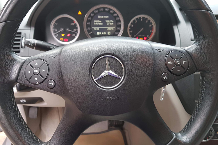 Mercedes-Benz C200 đời 2009 trang bị động cơ I4, dung tích 1,8 lít, công suất 184 mã lực tại vòng tua 5.500 vòng/phút, mô men xoắn cực đại 250 Nm tại dải vòng tua máy 2.800 - 5.000 vòng/phút. Hộp số tự động 5 cấp đi kèm nhiều công nghệ như giảm xóc Agility Control, hệ thống ổn định điện tử EPS, phanh ABS...