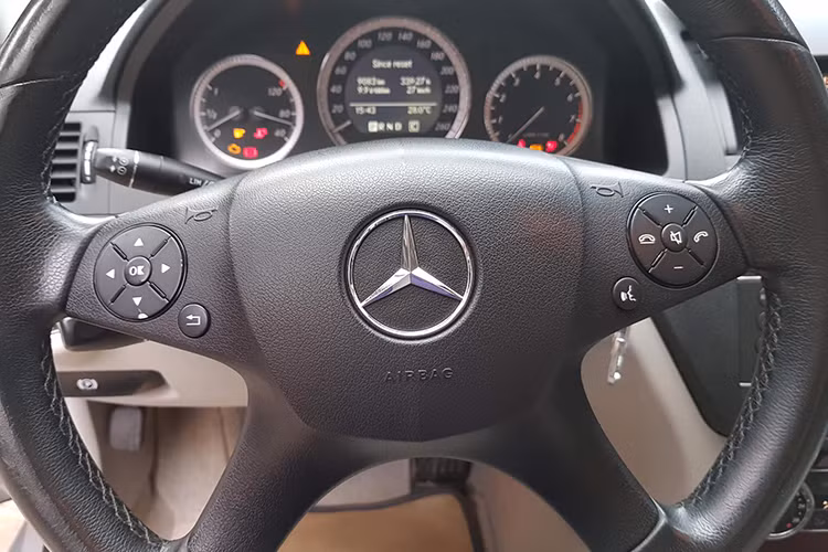 Mercedes-Benz C200 đời 2009 trang bị động cơ I4, dung tích 1,8 lít, công suất 184 mã lực tại vòng tua 5.500 vòng/phút, mô men xoắn cực đại 250 Nm tại dải vòng tua máy 2.800 - 5.000 vòng/phút. Hộp số tự động 5 cấp đi kèm nhiều công nghệ như giảm xóc Agility Control, hệ thống ổn định điện tử EPS, phanh ABS...