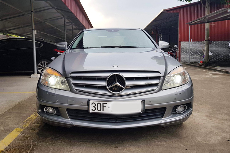 Những chiếc xe sang Mercedes-Benz C200 2009 được xem là khá "lành", ít hư hỏng, do vậy độ rớt giá của xe không lớn như những dòng đắt tiền hơn cùng hãng xe Đức như E-Class, S-Class hay các dòng SUV như ML-Class, GL-Class. Ở thời điểm xuất hiện trên thị trường Việt, giá xe Mercedes-Benz C200 rơi vào khoảng 1,1 tỷ đồng, sau 10 năm sử dụng, chiếc xe rớt giá khoảng 60%.
