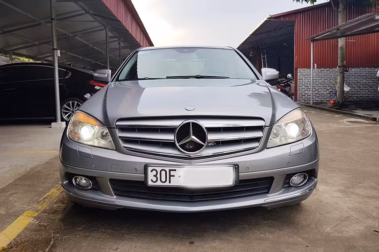 Những chiếc xe sang Mercedes-Benz C200 2009 được xem là khá "lành", ít hư hỏng, do vậy độ rớt giá của xe không lớn như những dòng đắt tiền hơn cùng hãng xe Đức như E-Class, S-Class hay các dòng SUV như ML-Class, GL-Class. Ở thời điểm xuất hiện trên thị trường Việt, giá xe Mercedes-Benz C200 rơi vào khoảng 1,1 tỷ đồng, sau 10 năm sử dụng, chiếc xe rớt giá khoảng 60%.
