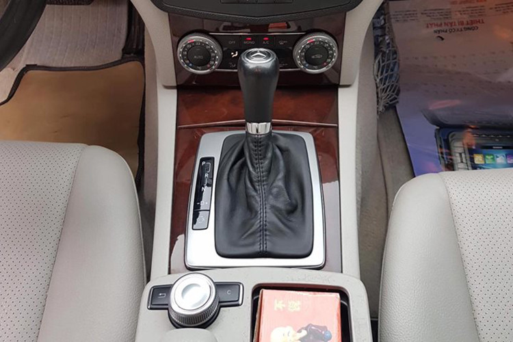 Sau khi mua xe, người dùng cần bảo dưỡng đầy đủ và đúng lịch, thường xuyên kiểm tra nước làm mát và dầu đối với những chiếc xe đời sâu như thế này. Như vậy, nếu lựa chọn dòng xe sang như Mercedes-Benz C200 đã trải qua 10 năm tuổi, người dùng cần xác định bỏ ra thêm khoản chi phí dành cho "bảo dưỡng lớn" để chiếc xe "phục hồi" gần 90% hiệu quả hoạt động như ban đầu.