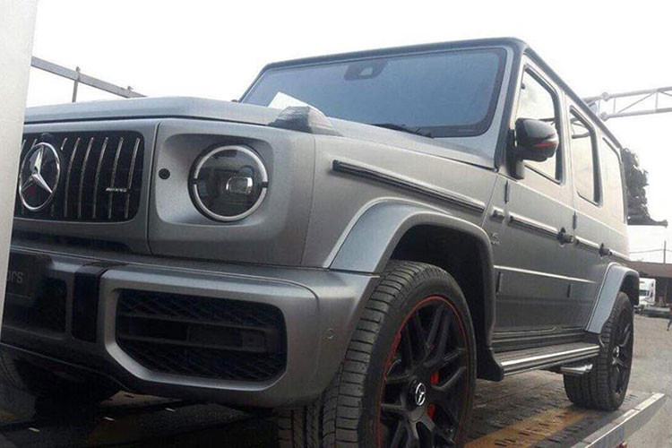"Ông vua địa hình" Mercedes-AMG G63 2019 của Minh nhựa là chiếc đầu tiên cập bến Việt Nam, xe mang bộ áo xám mờ. So với thế hệ cũ, Mercedes-AMG G63 có sự khác biệt đầu tiên chính là cách gọi tên xe, chữ AMG được đưa ra phía trước G63 để sách đôi cùng dòng chữ Mercedes. Tên gọi trước đó của bản cũ là Mercedes-Benz G63 AMG.
