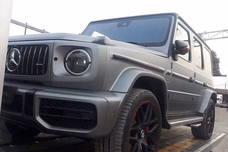 "Ông vua địa hình" Mercedes-AMG G63 2019 của Minh nhựa là chiếc đầu tiên cập bến Việt Nam, xe mang bộ áo xám mờ. So với thế hệ cũ, Mercedes-AMG G63 có sự khác biệt đầu tiên chính là cách gọi tên xe, chữ AMG được đưa ra phía trước G63 để sách đôi cùng dòng chữ Mercedes. Tên gọi trước đó của bản cũ là Mercedes-Benz G63 AMG.