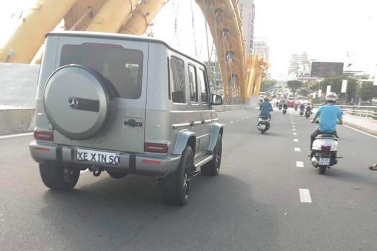 Mercedes-AMG G63 đời 2019 có sự khác biệt với đèn pha thiết kế lại, sử dụng bóng đèn LED toàn phần. Cản va trước, hốc gió hay lưới tản nhiệt đều được thiết kế lại. Đuôi xe vốn dĩ nhiều bạn trẻ mê xe tại Việt Nam nhận biết được đây là phiên bản của năm 2019 do đèn hậu thiết kế lại, cản va trước sửa đổi và bộ mâm đa chấu kép sơn đen mờ...