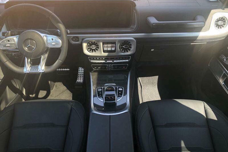 So với các phiên bản thường, khác biệt chính của chiếc xe là logo AMG trên tựa lưng ghế trước và các chi tiết ốp trang trí bằng sợi carbon. Xe được trang bị động cơ V8 4.0L tăng áp kép, với cặp turbo twin-scroll nằm giữa góc chữ V của xi-lanh. Động cơ sản sinh công suất 577 mã lực và mô-men xoắn cực đại 850Nm tại vòng tua 2.500-3.500 vòng/phút.