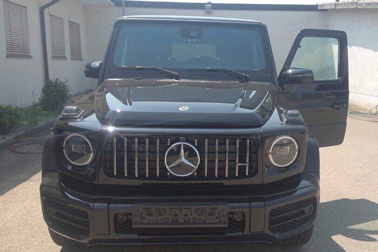 Mercedes-AMG G63 2019 của Minh nhựa là chiếc đầu tiên về Việt Nam và hiện chưa được hé lộ giá bán, chỉ biết rằng, tại thị trường nước ngoài, mẫu xe được mệnh danh "ông vua địa hình" có giá bán bắt đầu 247.700 USD (khoảng 5,77 tỷ đồng) cho bản tiêu chuẩn và 267.200 USD (khoảng 6,23 tỷ đồng cho bản đặc biệt Mercedes-AMG G63 Edition 1.