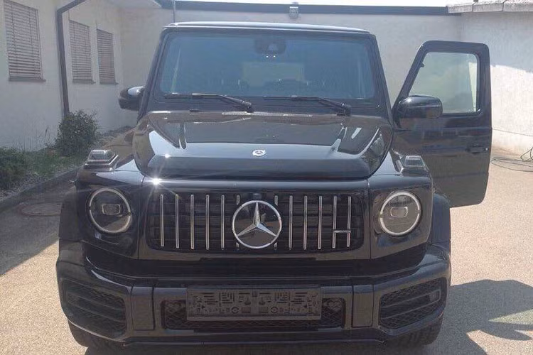 Mercedes-AMG G63 2019 của Minh nhựa là chiếc đầu tiên về Việt Nam và hiện chưa được hé lộ giá bán, chỉ biết rằng, tại thị trường nước ngoài, mẫu xe được mệnh danh "ông vua địa hình" có giá bán bắt đầu 247.700 USD (khoảng 5,77 tỷ đồng) cho bản tiêu chuẩn và 267.200 USD (khoảng 6,23 tỷ đồng cho bản đặc biệt Mercedes-AMG G63 Edition 1.