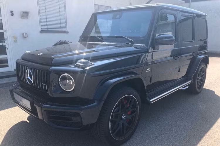 Theo thông tin từ phía nhà sản xuất Mercedes-Benz, chiếc xe chỉ mất 4,5 giây để tăng tốc từ 0-100km/h và đạt tốc độ tối đa 220km/h (có thể tăng lên thành 240km/h nếu đặt thêm gói tùy chọn AMG Driver's Package). Hiện chưa rõ chiếc Mercedes-AMG G63 đời 2019 đầu tiên cập bến Việt Nam thuộc diện xe chính hãng hay từ công ty nhập khẩu tư nhân?