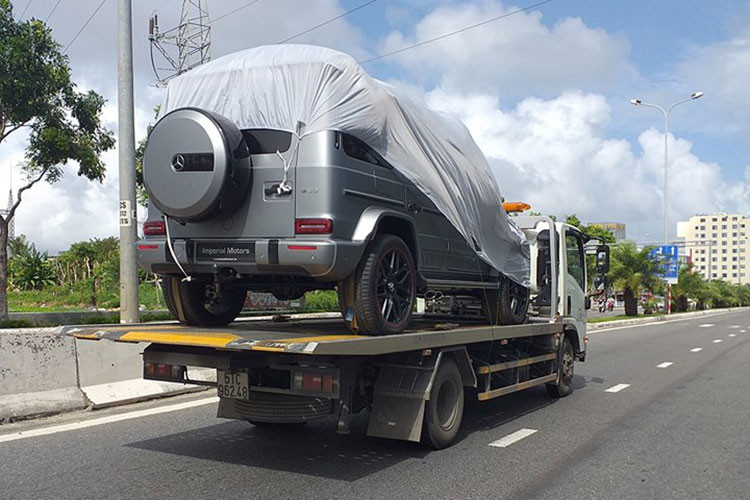 Vào ngày hôm nay, 8/11/2018, chiếc SUV hạng sang Mercedes-AMG G63 đời 2019 đầu tiên tại Việt Nam mà đại gia Minh nhựa tiết lộ đã đặt hàng đã bất ngờ xuất hiện trên đường phố. Tuy nhiên, địa điểm mà "ông vua địa hình" G63 thế hệ mới được vận chuyển trên xe chuyên dụng khong phải ở TP HCM hay Hà Nội mà lại là Đà Nẵng.