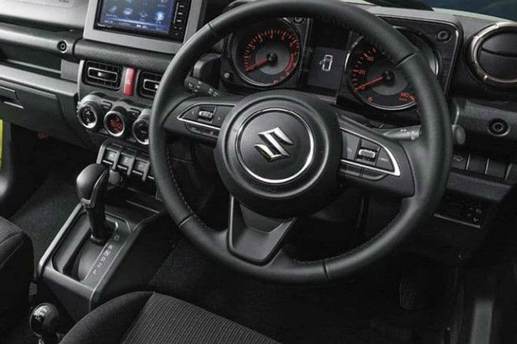 Trên mẫu xe cỡ nhỏ này cũng tích hợp nhiều phím chức năng mới hiện đại như; trang bị hệ thống âm thanh, màn hình cảm ứng ở trung tâm, hệ thống điều hoà tự động với những lỗ thông gió hình tròn... Xe được trang bị 4 chỗ ngồi với chất liệu bọc ghế dạng nỉ, hoặc da tuỳ từng phiên bản.