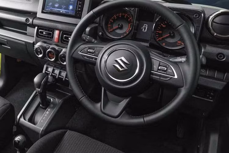 Trên mẫu xe cỡ nhỏ này cũng tích hợp nhiều phím chức năng mới hiện đại như; trang bị hệ thống âm thanh, màn hình cảm ứng ở trung tâm, hệ thống điều hoà tự động với những lỗ thông gió hình tròn... Xe được trang bị 4 chỗ ngồi với chất liệu bọc ghế dạng nỉ, hoặc da tuỳ từng phiên bản.