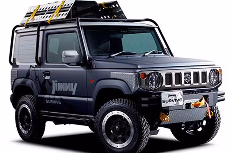 Chiếc concept đầu tiên mang tên Suzuki Jimny Survive mới, được phát triển dựa trên mẫu Jimny dành riêng cho thị trường Nhật Bản, với trang bị động cơ 3 xy-lanh dung tích 0.66L - đúng chuẩn Kei car của Nhật.