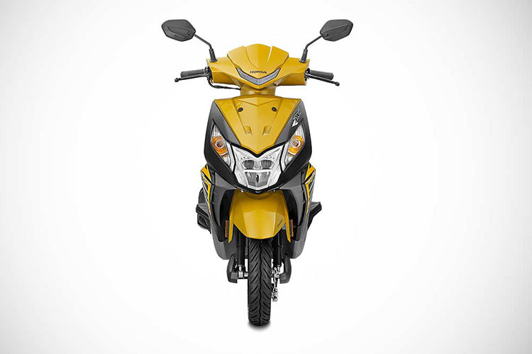 Đầu tiên, về mặt ngoại hình, mẫu xe tay ga cỡ nhỏ Honda Dio Deluxe 2018 có bộ tem mới và bộ vành màu vàng, hai thay đổi này mang đến cho Dio Deluxe 2018 phong cách thể thao và năng động hơn. Đèn pha của xe được trang bị đèn LED thay vì bóng halogen thông thường.