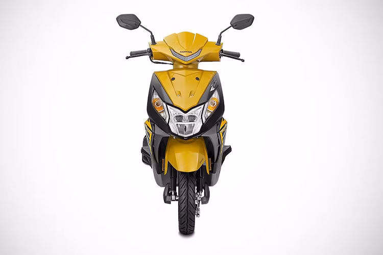 Đầu tiên, về mặt ngoại hình, mẫu xe tay ga cỡ nhỏ Honda Dio Deluxe 2018 có bộ tem mới và bộ vành màu vàng, hai thay đổi này mang đến cho Dio Deluxe 2018 phong cách thể thao và năng động hơn. Đèn pha của xe được trang bị đèn LED thay vì bóng halogen thông thường.