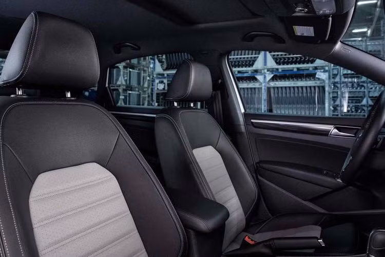 Passat GT thể thao mới cũng được kế thừa nhiều công nghệ mang tính hấp dẫn cao đã được áp dụng trên các mẫu xe Volkswagen Jetta, Golf GTI… Xe được trang bị hệ thống 6 túi khí bảo vệ an toàn (túi khí trước, rèm và bên hông). Đặc biệt, tính năng an toàn đáng chú ý trên mẫu xe này là khả năng thu vô lăng vào khi va chạm.