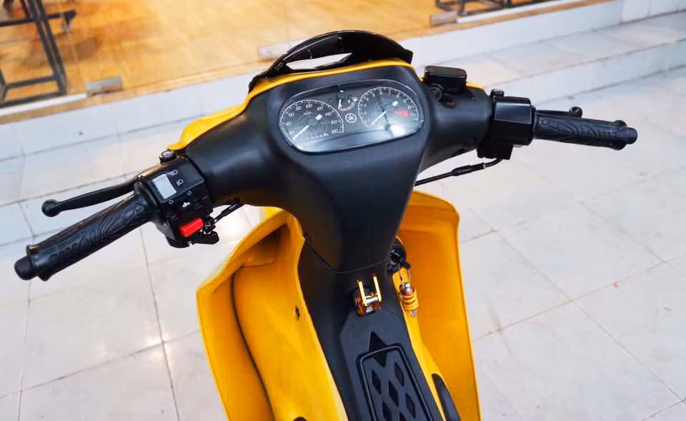 Chiếc Yamaha 125ZR phiên bản 2017 có nguồn gốc từ Malaysia, do Hong Leong Yamaha Motor sản xuất. Mẫu xe này được thiết kế hướng đến người dùng là tín đồ đam mê tốc độ và yêu thích phong cách dòng sport bike.