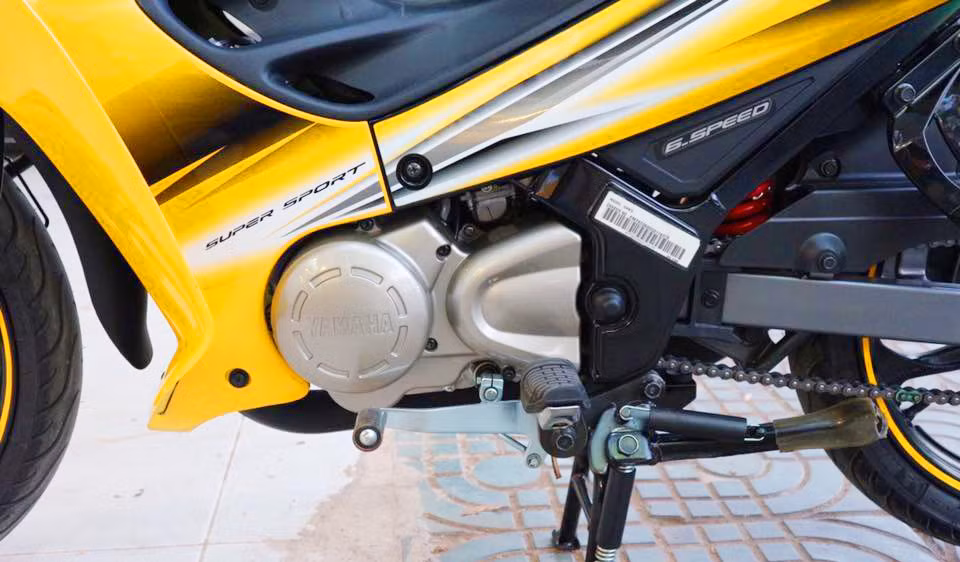 Trái tim" của Yamaha 125ZR 2017 là khối động cơ 2 thì, xi-lanh đơn, làm mát bằng không khí, dung tích 124,3 cc, kết hợp hộp số 6 cấp giúp sản sinh công suất tối đa 17,1 mã lực tại 8.000 vòng/phút, mô-men xoắn tối đa 16,1 Nm tại 7.500 vòng/phút.