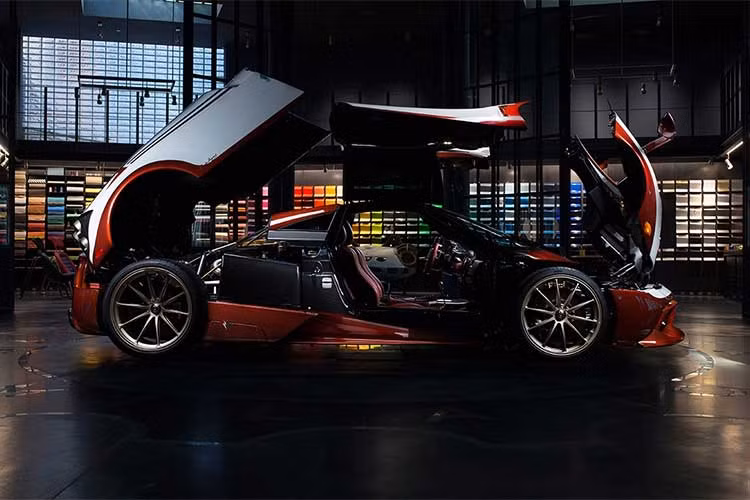 Đặc biệt, Garage Italia Customs được nhớ tới nhiều nhất bởi những chiếc Fiat 500 trang trí đặc biệt theo các chủ đề như series phim Star Wars hay... 64 tư thế làm tình Kamasutra.