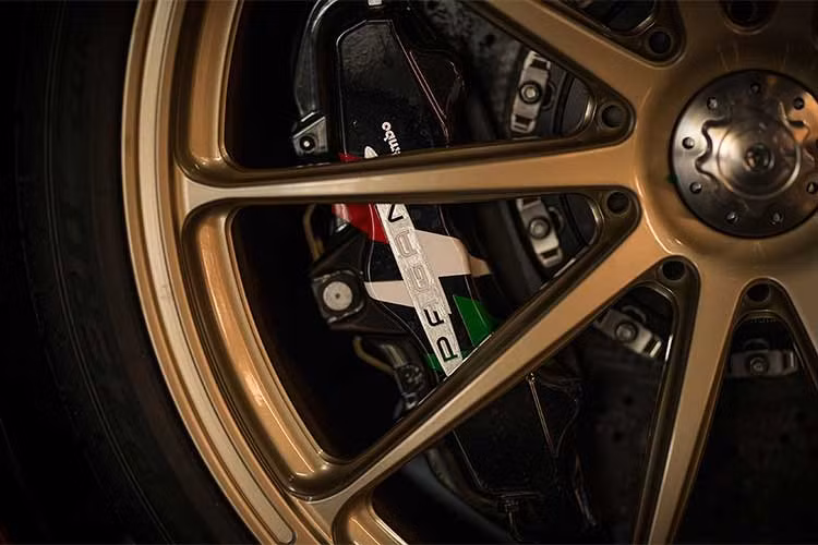 Ở bên dưới khoang máy phía sau, chiếc xe vẫn tiếp tục sử dụng khối động cơ 6.0l V12 tăng áp kép có nguồn gốc từ Mercedes-AMG, cho công suất 730 mã lực và mô-men xoắn 1.000Nm. Nhờ có cản trước với các hốc hút gió lớn, động cơ này được làm mát hiệu quả hơn so với Huayra thường, dẫn tới độ tin cậy cao hơn. 