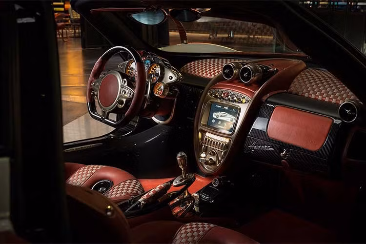 Không chỉ dừng lại ở thân xe trang trí đặc biệt, Huayra Lampo còn sở hữu những chi tiết trọng lượng nhẹ từ chiếc Huayra BC hiệu năng siêu cao. So với những chiếc Huayra thường, chiếc xe còn có cản trước với các hốc hút gió lớn hơn và lắp sẵn bộ mâm 10 cây siêu nhẹ - trang bị vốn chỉ xuất hiện trong gói tùy chọn Tempesta.