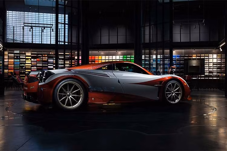 Nghe có vẻ khá xa lạ, tuy nhiên tên tuổi của Garage Italia Customs đã được khẳng định đối với các nhà sưu tập xe độc. Trước Huayra Lampi, studio thiết kế và cá nhân hóa xe hơi này đã từng tạo ra khá nhiều tác phẩm nghệ thuật trên 4 bánh xe, chẳng hạn như BMW i8 Futurism Edition hay Alfa 4C trang trí với bức tranh "sóng xô" phong cách Nhật Bản.