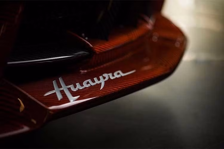 Chiếc Pagani Huayra Lampo mới nhất cũng không phải là ngoại lệ khi nó đã được trang trí lấy cảm hứng từ Fiat Turbina - một mẫu siêu xe ý tưởng đã ra mắt từ năm 1954, nổi bật bởi thân xe trang trí đặc biệt và sử dụng động cơ turbine như máy bay.