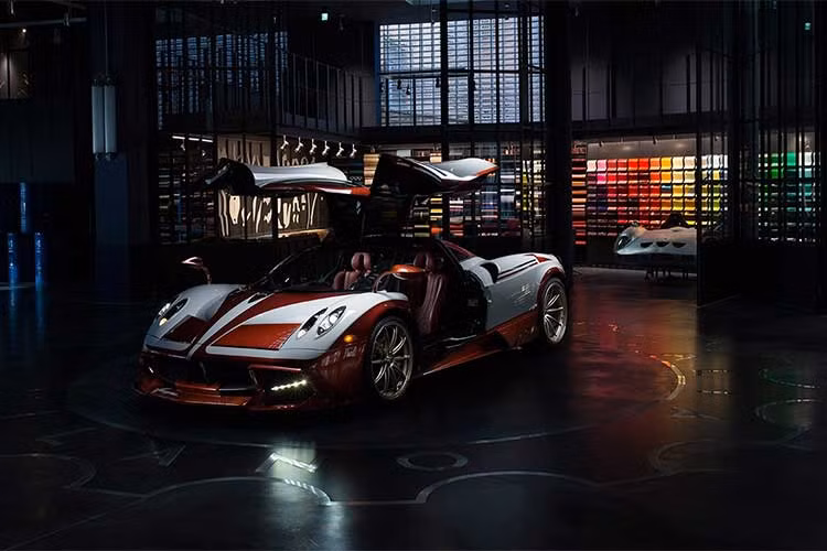 Mức giá của Pagani Huayra Lampo không được công bố. Tuy nhiên xét tới việc bản thân chiếc Huayra nguyên bản đã là một hypercar có giá lên tới triệu đô, chắc chắn chỉ có những người cực kỳ giàu có mới đủ khả năng sở hữu mẫu siêu xe độc bản này.