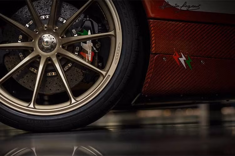 Do người sáng lập Garage Italia Customs là Lapo Elkann - em trai ruột của Chủ tịch Fiat Chrysler Automobiles John Elkann, có thể dễ hiểu vì sao một lượng lớn các tác phẩm của studio này sử dụng những chiếc Fiat làm nơi thể hiện ý tưởng, hoặc có liên quan tới tập đoàn xe hơi này.