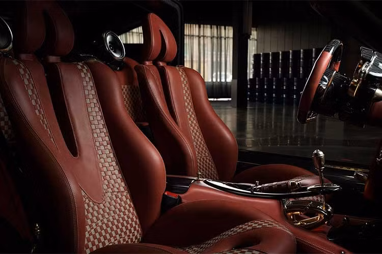 Ở bên trong cabin, nội thất của chiếc xe cũng đã được trang trí lại hoàn toàn bởi các nghệ nhân hàng đầu thành Turin. Các ghế ngồi cũng như bảng táp-lô trên Pagani Huayra Lampo được bọc trong những tấm da đỏ với họa tiết caro độc đáo, trong khi những chi tiết ốp trang trí trên xe bằng nhôm được nhuộm màu đồng bóng bẩy. 