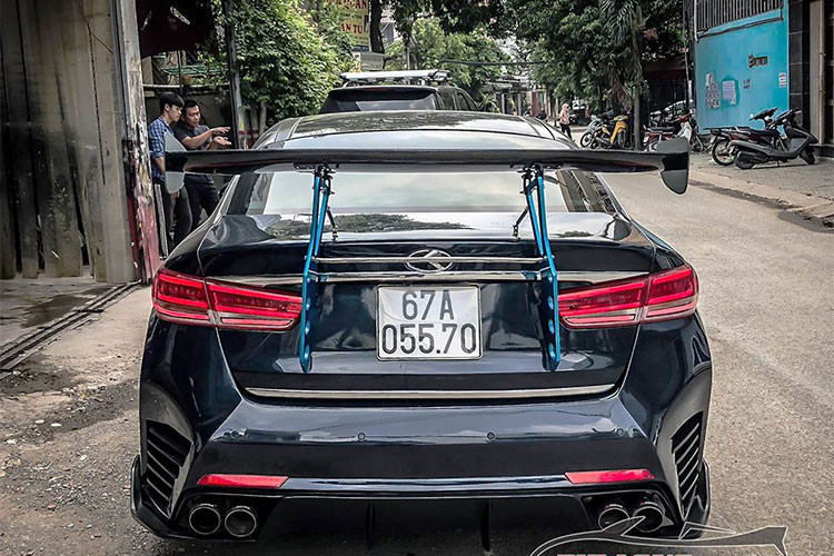 Một chiếc xe độ không thể thiếu dàn chân ấn tượng. Chính vì vậy bộ mâm mới thiết kế 5 chấu kép có kích thước lớn 19 inch và một số đường trang trí màu xanh dương tạo điểm nhấn cho tổng thể ngoại hình.