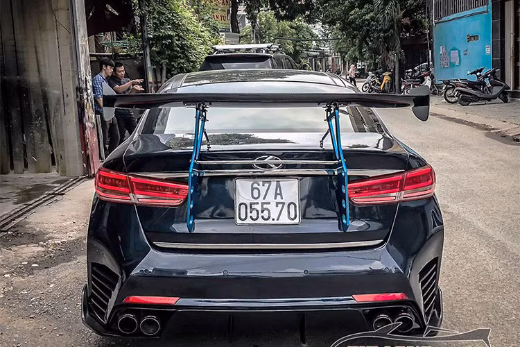 Một chiếc xe độ không thể thiếu dàn chân ấn tượng. Chính vì vậy bộ mâm mới thiết kế 5 chấu kép có kích thước lớn 19 inch và một số đường trang trí màu xanh dương tạo điểm nhấn cho tổng thể ngoại hình.