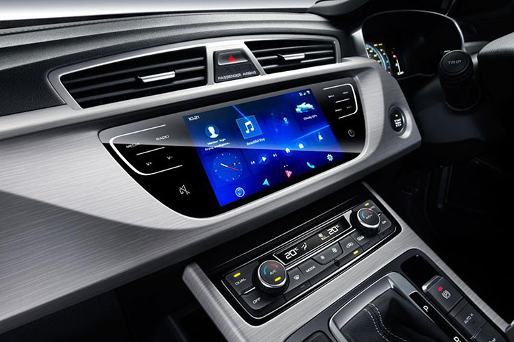 Hệ thống an toàn như ổn định thân xe điện tử (ESC) và 6 túi khí là trang bị tiêu chuẩn. X70 được phát triển từ Geely Boyue phiên bản nâng cấp facelift. Proton X70 phiên bản mới có 5 màu: Đỏ, Trắng, Bạc, Xám và Nâu (Flame Red, Snow White, Armor Silver, Jet Gray và Cinnamon Brown).