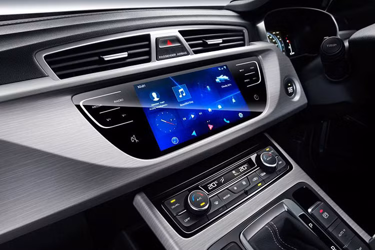 Hệ thống an toàn như ổn định thân xe điện tử (ESC) và 6 túi khí là trang bị tiêu chuẩn. X70 được phát triển từ Geely Boyue phiên bản nâng cấp facelift. Proton X70 phiên bản mới có 5 màu: Đỏ, Trắng, Bạc, Xám và Nâu (Flame Red, Snow White, Armor Silver, Jet Gray và Cinnamon Brown).