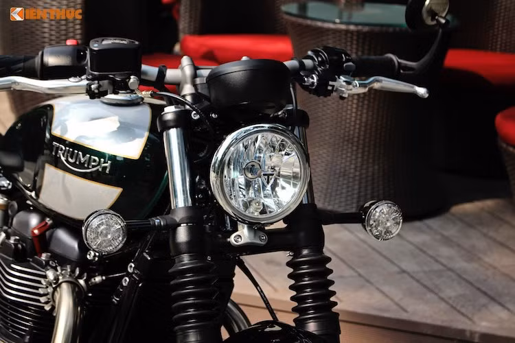 Nếu để so sánh nó với toàn bộ các dòng Bonneville khác, phiên bản Bobber nổi bật với kiểu dáng của một chiếc cruiser theo phong cách bobber cá tính và "ngang tàng" hơn, nhưng vẫn giữ lại những nét cổ điển đậm chất "quý tộc" Anh. Ở phía trước, xe vẫn sử dụng đèn pha chóa tròn, nằm hai bên là các đèn xi-nhan nhỏ đặt thấp hơn Bonneville T120.