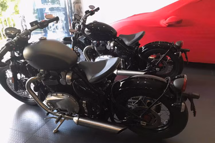 Bộ đôi xe môtô Triumph Bonneville Bobber 2017 mà Cường "Đô-la" vừa tậu có ngoại thất màu đen bóng và xám, ngoài ra, mẫu xe này còn có 2 màu nữa là xanh lá và đỏ. Ngoại hình xe được thiết kế lấy cảm hứng từ dòng bobber của Mỹ phổ biến thập niên 1930. Mẫu xe này có dáng ngồi thấp, yên đơn và tay lái rộng.