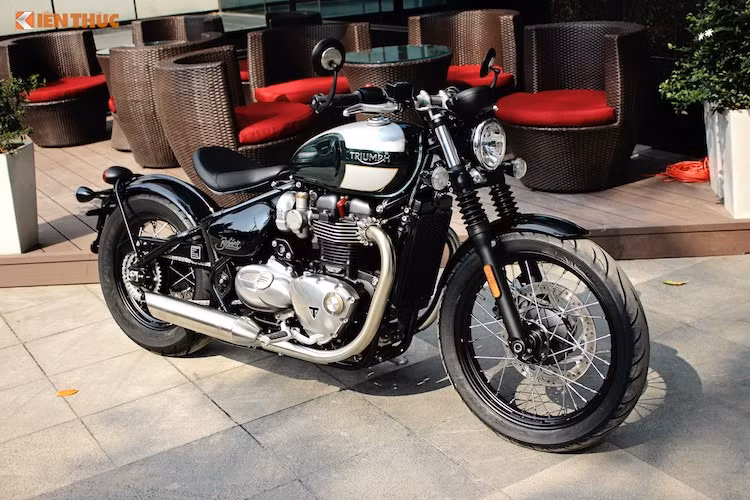 Là thành viên mới nhất thuộc "gia đình" môtô hoài cổ Bonneville từ hãng xe Anh Triumph, Triumph Bonneville Bobber được ra mắt lần đầu tại triển lãm EICMA 2016 tháng 11 năm ngoái. Sau 6 tháng, chiếc Bonneville Bobber đã "đặt chân" tới Việt Nam tại một số cửa hàng xe môtô nhập khẩu tư nhân theo dạng không chính hãng.