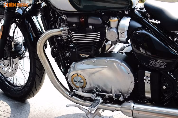Nằm bên dưới bình xăng của Bonneville Bobber là động cơ 8 van làm mát bằng nước 1200 cc SOHC của Bonneville T120 thế hệ mới, nhưng được Triumph cân chỉnh lại để có mô-men xoắn lớn hơn ở vòng tua thấp. Cụ thể hơn, động cơ này đạt công suất tối đa 76 mã lực tại vòng tua 6100 rpm và mô-men xoắn cực đại lên tới 106 Nm đạt được chỉ ở 4000 rpm.