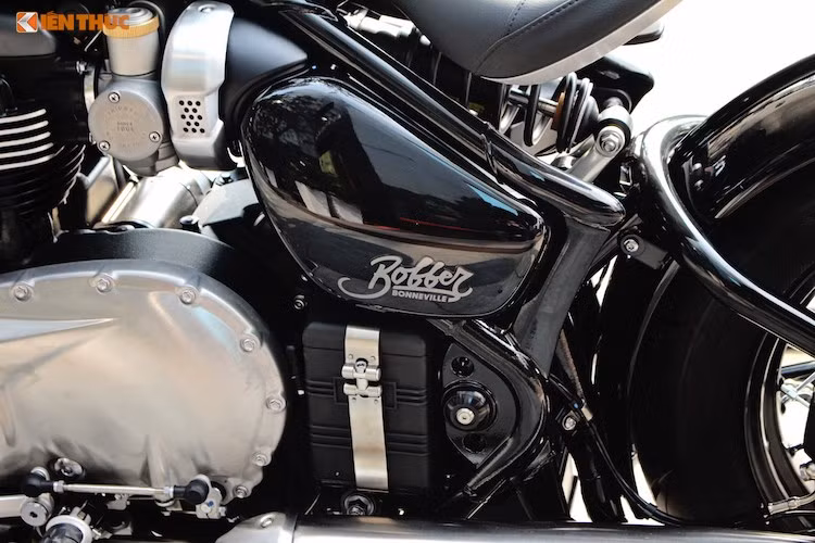 Để có thể tạo ra Bonneville Bobber, Triumph cũng phải thiết kế một bộ khung riêng cho chiếc xe với phần phía sau khác biệt hoàn toàn so với Bonneville T120, sử dụng gắp bằng thép ống với kết cấu hình tam giác và phuộc sau giấu dưới yên, tạo thành dáng softail. Cả phuộc trước và sau của xe đều do hãng KYB (Nhật) cung cấp.