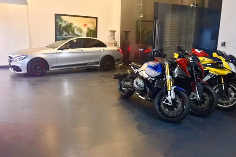 Có thể thấy, ngoài thú vui chơi siêu xe đình đám của mình, Cường Đô la còn "bén duyên" với những chiếc môtô phân khối lớn. Trong đó, ngoài cặp đôi Triumph Bonneville Bobber 2017 vừa tậu, doanh nhân phố núi hiện còn sở hữu nhiều mẫu mô tô "khủng" khác như BMW R NineT, MV Agusta và Yamaha YZF-R1 bản kỷ niệm 60 năm...