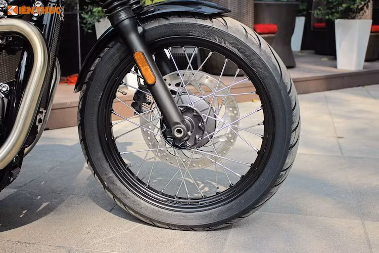 Thay vì sử dụng cỡ vành 18 inch như Bonneville T120, bánh căm phía trước của Bonneville Bobber đã nâng đường kính lên 1 inch, đi kèm lốp trước cỡ 100/90/19. Một điểm "cải lùi" của phiên bản Bobber đó là hệ thống phanh trước sử dụng đĩa đơn thay vì đĩa kép như Bonneville T120, do chiếc xe được sinh ra không nhằm để hướng tới tốc độ.