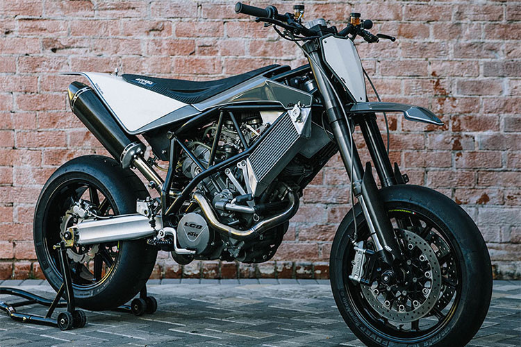 Mẫu KTM này chính là câu trả lời. Nó khác xa các mẫu xe KTM trước đó là chiếc 520 siêu nạp, hiện nằm ở bảo tàng Haas Motorcycle tại Dallas. “Tôi luôn muốn chế tạo một chiếc supermoto và động cơ KTM LC8 là nền tảng tuyệt vời. Xylanh bố trí chữ V, khác biệt rõ với loại L phổ biến ngoài kia”, Max nói.