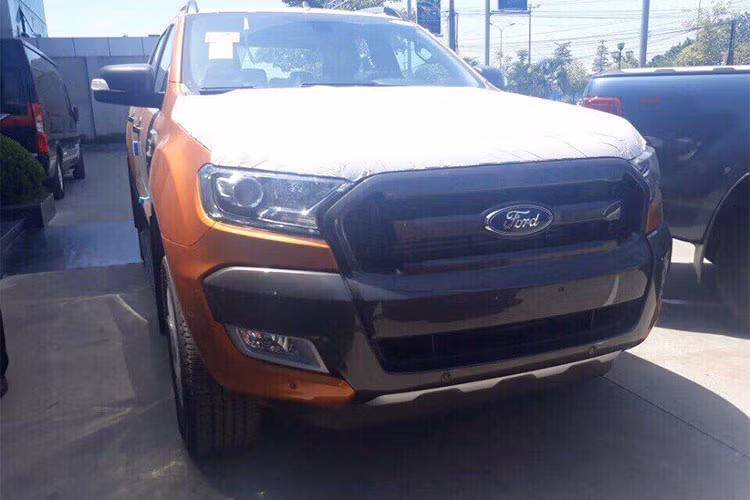 Trước khi mẫu xe bán tải Ford Ranger phiên bản nâng cấp mới về nước dự kiến khoảng tháng 9/2018 tới đây, những chiếc Wildtrak 3.2L 4x4 AT nhập "tạm" đã được thông quan và đã về đến các đại lý. Theo Ford Việt Nam cho biết, lô xe này gồm khoảng 200 chiếc. So với xe 2017, phiên bản này bị thiếu đi nhiều một số năng an toàn chủ động.