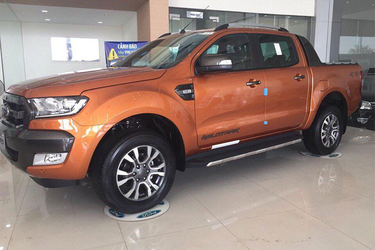 So với mẫu bán tải Ford Ranger Wildtrak vốn dành cho thị trường Việt Nam từng bán ra vào năm ngoái, phiên bản này thiếu đi hệ thống ga tự động thích ứng (chỉ có Cruise Control thông thường), cảnh báo va chạm trước bằng âm thanh và hình ảnh, cảnh báo lệch làn và duy trì làn đường, đèn pha-cốt tự động và kiểm soát áp suất lốp.