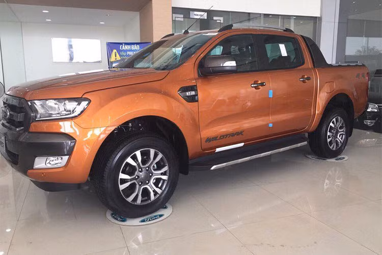 So với mẫu bán tải Ford Ranger Wildtrak vốn dành cho thị trường Việt Nam từng bán ra vào năm ngoái, phiên bản này thiếu đi hệ thống ga tự động thích ứng (chỉ có Cruise Control thông thường), cảnh báo va chạm trước bằng âm thanh và hình ảnh, cảnh báo lệch làn và duy trì làn đường, đèn pha-cốt tự động và kiểm soát áp suất lốp.