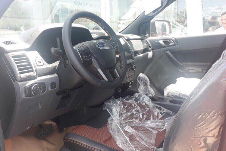 Các trang bị khác như đèn projector halogen, vành 18 inch, ghế lái chỉnh điện 8 hướng, màn hình 8 inch kèm SYNC 3… vẫn giữ nguyên. Công nghệ an toàn có chống bó cứng phanh, cân bằng điện tử, hỗ trợ khởi hành ngang dốc/đổ đèo, kiểm soát lật xe, kiểm soát hành trình (Cruise Control không chủ động) và 6 túi khí.