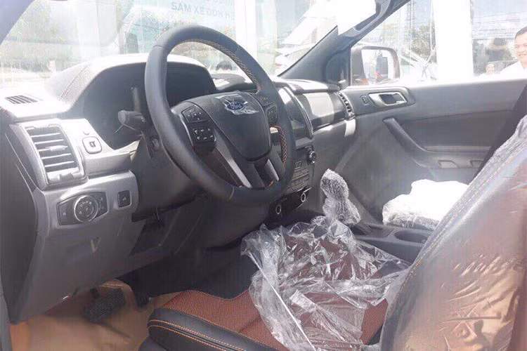 Các trang bị khác như đèn projector halogen, vành 18 inch, ghế lái chỉnh điện 8 hướng, màn hình 8 inch kèm SYNC 3… vẫn giữ nguyên. Công nghệ an toàn có chống bó cứng phanh, cân bằng điện tử, hỗ trợ khởi hành ngang dốc/đổ đèo, kiểm soát lật xe, kiểm soát hành trình (Cruise Control không chủ động) và 6 túi khí.