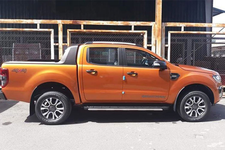 Lý do "cắt trang bị" được một tư vấn bán hàng một đại lý Ford chia sẻ đây là lô xe thuộc bản Thái Lan xuất Philippines, sau đó mới đưa sang Việt Nam chứ không phải phiên bản Ranger Wildtrak 3.2 AT 4x4 vốn được lắp cho thị trường Việt. Cùng phiên bản nhưng trang bị có sự thay đổi tuỳ nhu cầu sử dụng và việc đặt hàng của Ford tại từng quốc gia. 