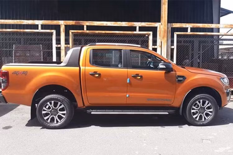 Lý do "cắt trang bị" được một tư vấn bán hàng một đại lý Ford chia sẻ đây là lô xe thuộc bản Thái Lan xuất Philippines, sau đó mới đưa sang Việt Nam chứ không phải phiên bản Ranger Wildtrak 3.2 AT 4x4 vốn được lắp cho thị trường Việt. Cùng phiên bản nhưng trang bị có sự thay đổi tuỳ nhu cầu sử dụng và việc đặt hàng của Ford tại từng quốc gia. 